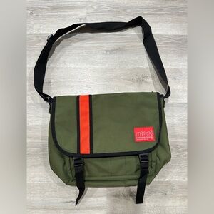BGA26 Manhattan Portage Crossbody Messenger Bag in Green Orange